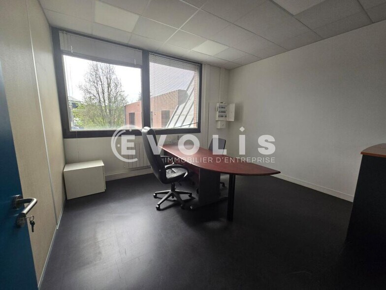 Bureau dans Igny à louer - Photo du bâtiment - Image 3 de 9