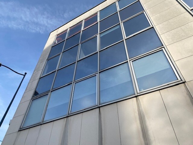 Office in Pantin for lease - Building Photo - Image 1 of 7