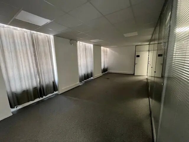 Office in Roubaix for lease - Interior Photo - Image 2 of 9