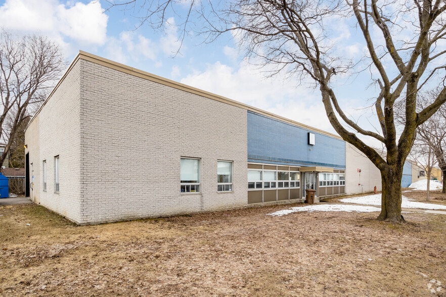 2720 Rue Duchesneau, Montréal, QC for lease - Primary Photo - Image 1 of 5