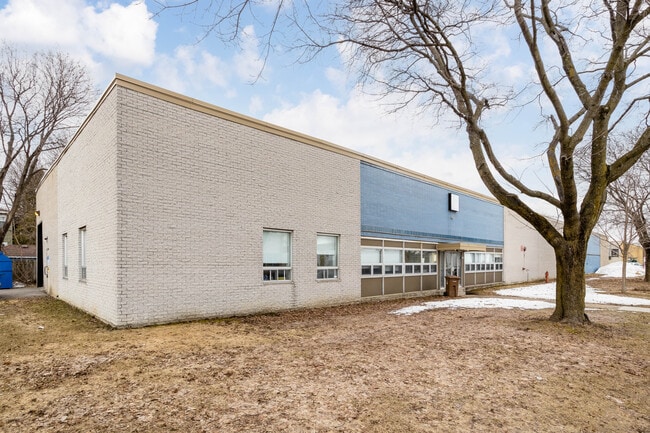 More details for 2720 Rue Duchesneau, Montréal, QC - Industrial for Lease