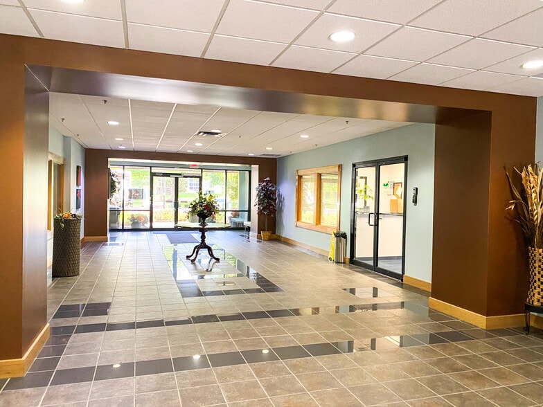 5111 Commerce Crossings Dr, Louisville, KY for lease - Interior Photo - Image 2 of 6