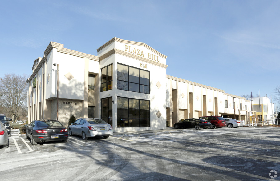 646 State Route 18, East Brunswick, NJ for lease - Building Photo - Image 1 of 3