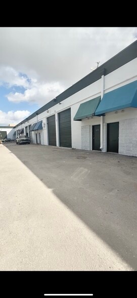 6405-6447 NW 82nd Ave, Miami, FL for lease - Building Photo - Image 2 of 6
