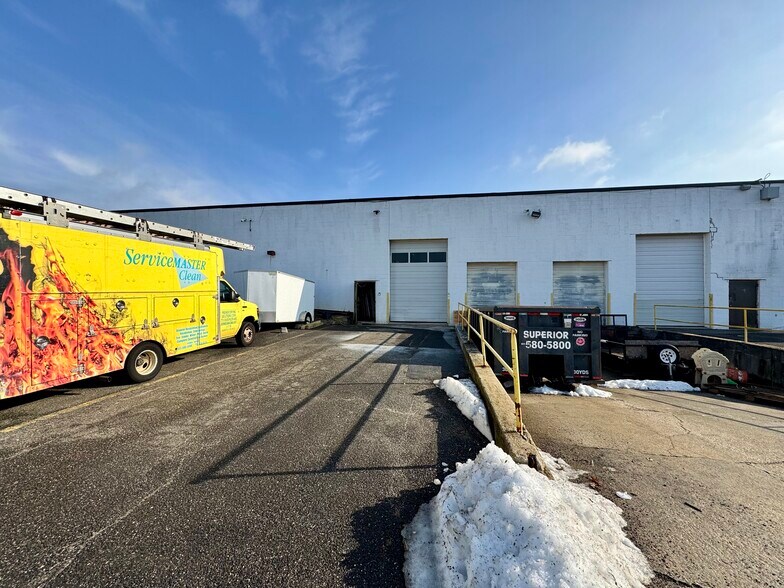 711 Koehler Ave, Ronkonkoma, NY à vendre - Photo du bâtiment - Image 2 de 16