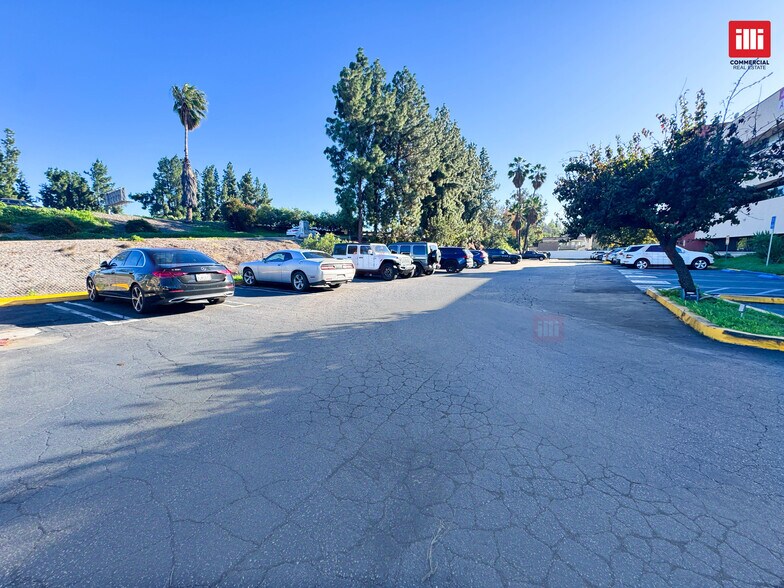 7136 Haskell Ave, Van Nuys, CA à louer - Photo du bâtiment - Image 3 de 11