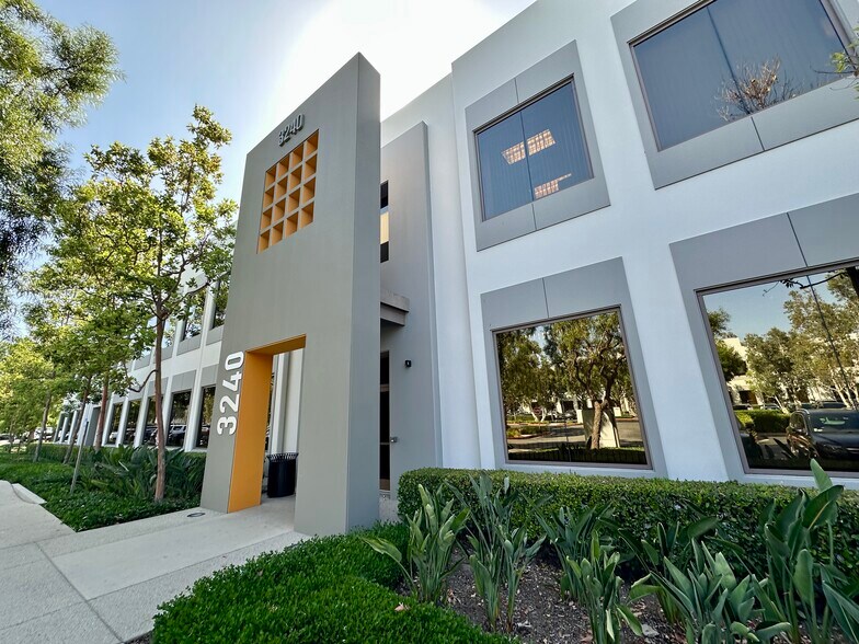 3240 El Camino Real, Irvine, CA à louer - Photo du bâtiment - Image 1 de 17