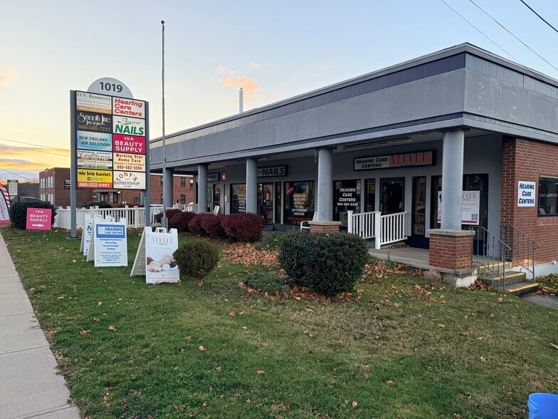 1019 Farmington Ave, Bristol, CT à louer - Photo du bâtiment - Image 3 de 6