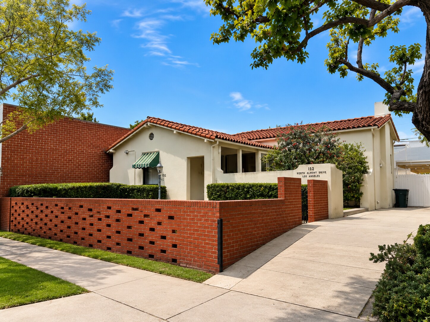 152 N Almont Dr, West Hollywood, CA à louer Photo du bâtiment- Image 1 de 3