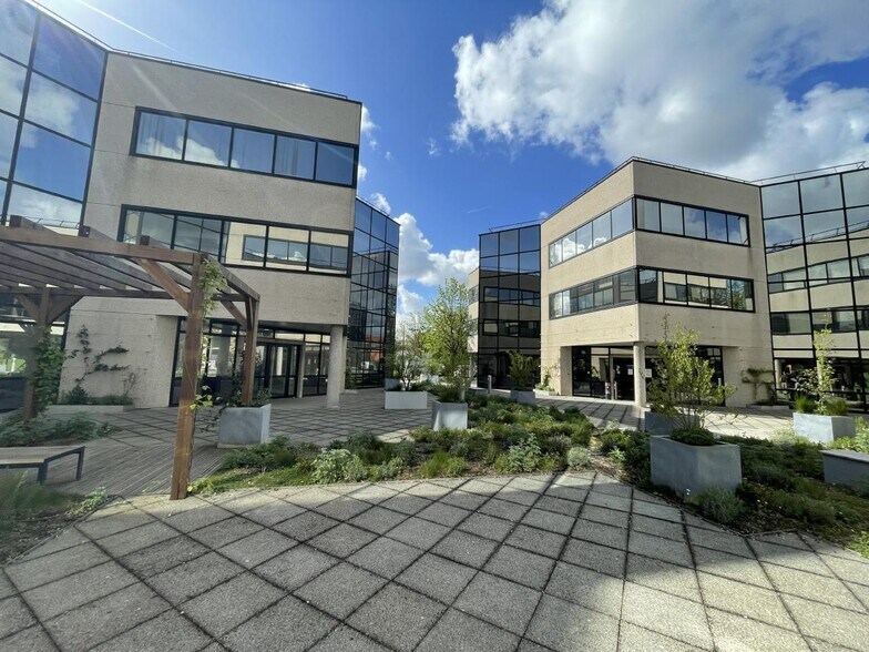 Flex dans Nanterre à louer - Photo du bâtiment - Image 2 de 10