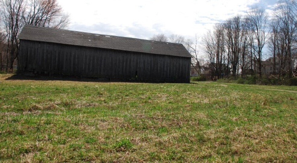 1022 East St S, Suffield, CT à vendre - Photo du bâtiment - Image 3 de 3
