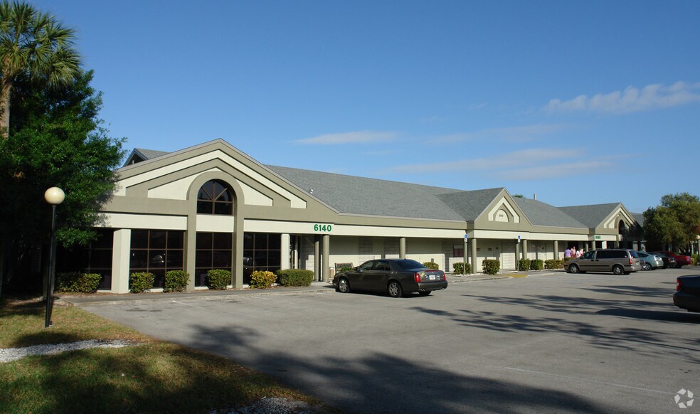 6140 Winkler Rd, Fort Myers, FL à vendre - Photo principale - Image 1 de 4