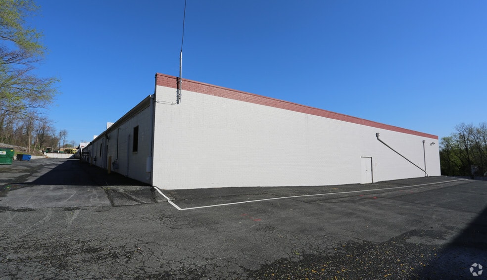 4940-4956 Wyaconda Rd, Rockville, MD for lease - Building Photo - Image 2 of 4