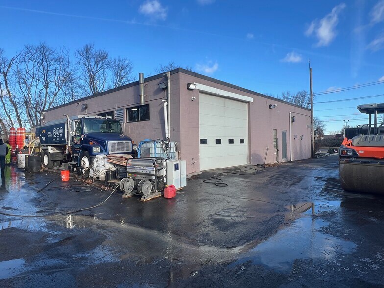 36 Montesano Rd, Fairfield, NJ à louer - Photo du bâtiment - Image 2 de 8