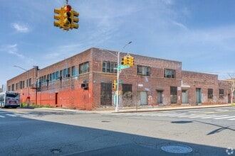 58-01 Grand Ave, Maspeth, NY à louer Photo intérieure- Image 1 de 2