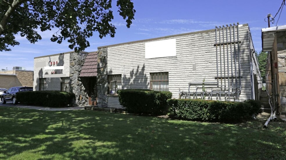 517 Acorn St, Deer Park, NY for sale - Building Photo - Image 2 of 2