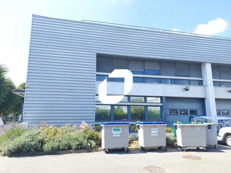 Flex in Trappes for lease - Building Photo - Image 2 of 7