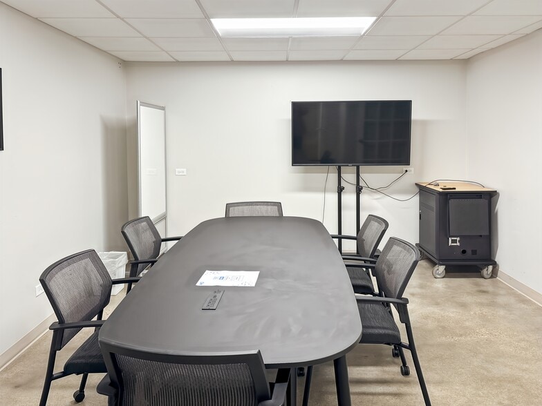 100 N Atkinson Rd, Grayslake, IL for lease - Interior Photo - Image 2 of 14