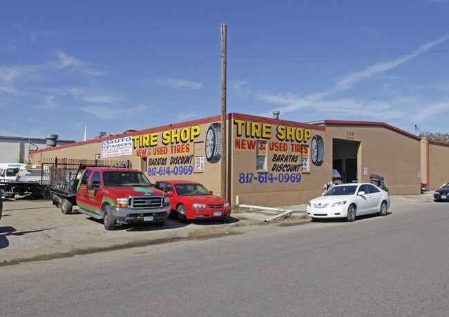 Plus de détails pour 209 E Division St, Arlington, TX - Industriel à louer