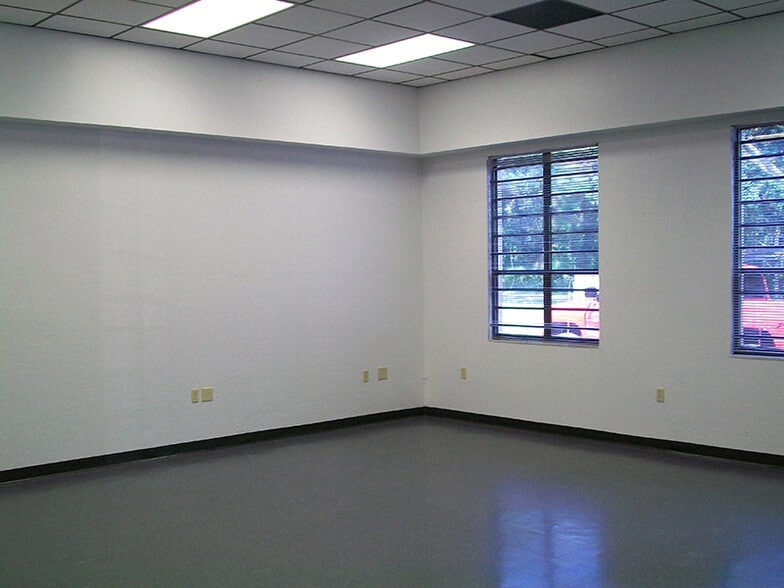 13652 N 12th St, Tampa, FL à louer - Photo intérieure - Image 3 de 4