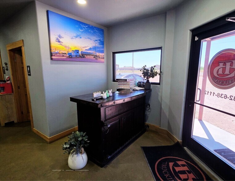 1003 E County Road 140, Midland, TX à louer - Photo du bâtiment - Image 3 de 31