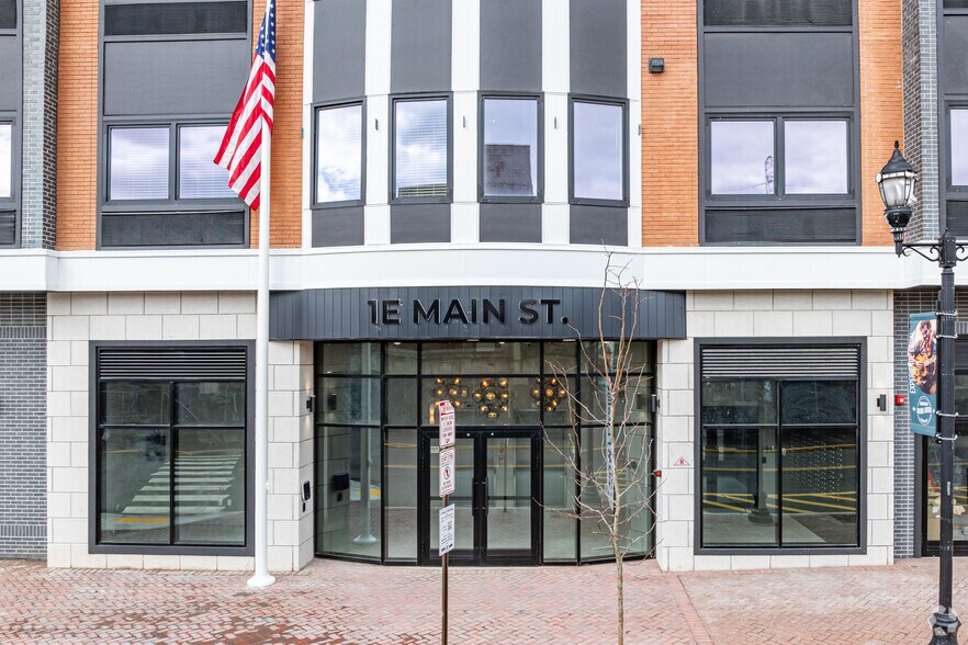1 E Main St, Bound Brook, NJ à louer - Photo du bâtiment - Image 3 de 28