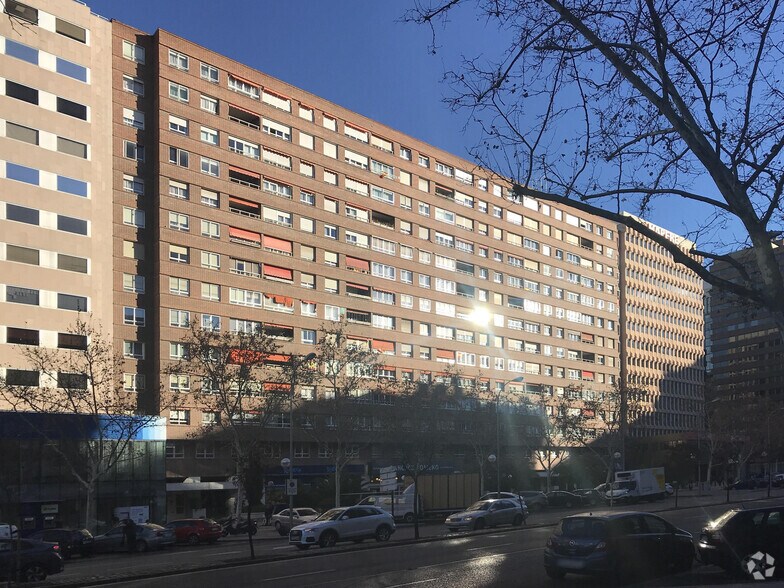 Calle de Fernández Blanco, 19, Madrid, Madrid à louer - Photo du bâtiment - Image 2 de 2