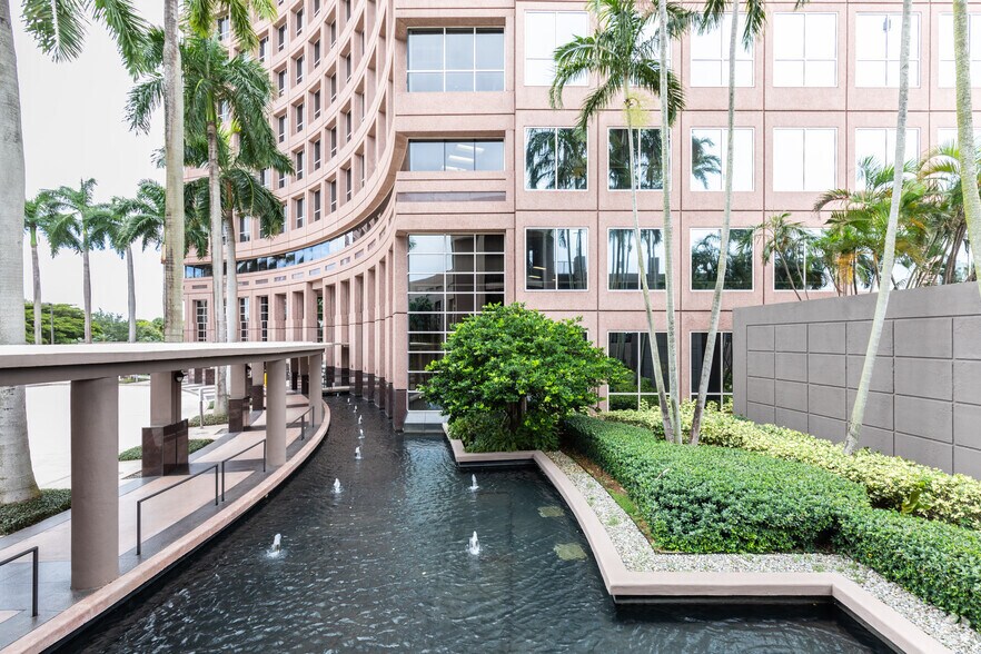 5200 Waterford District Dr, Miami, FL à louer - Photo du bâtiment - Image 3 de 14