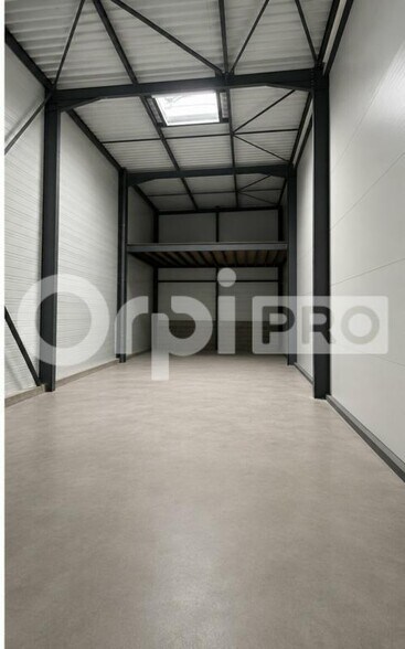 Flex in CHAZAY-D'AZERGUES for lease - Interior Photo - Image 3 of 4