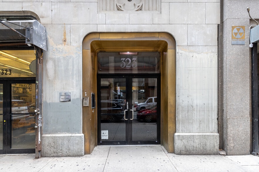 323 W 39th St, New York, NY for lease - Building Photo - Image 3 of 3