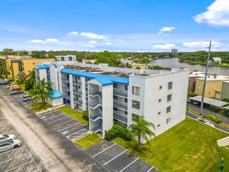 2424 W Tampa Bay Blvd, Tampa, FL à vendre - Photo du bâtiment - Image 3 de 16
