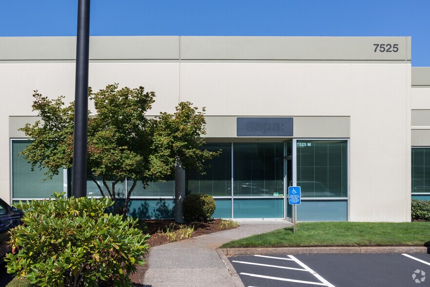 7525 NE Ambassador Pl, Portland, OR à vendre - Photo du bâtiment - Image 2 de 4