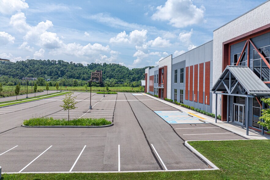 150 E Shore Dr, Rankin, PA for lease - Building Photo - Image 3 of 9