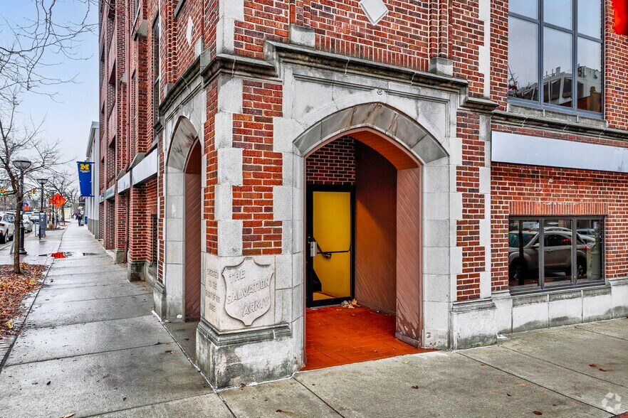 206 S 5th Ave, Ann Arbor, MI à louer - Photo du bâtiment - Image 2 de 6
