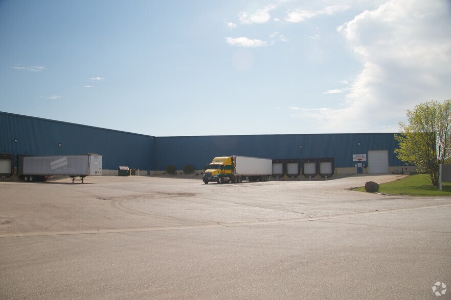 2761 Buell Dr, East Troy, WI à louer - Photo du bâtiment - Image 3 de 11