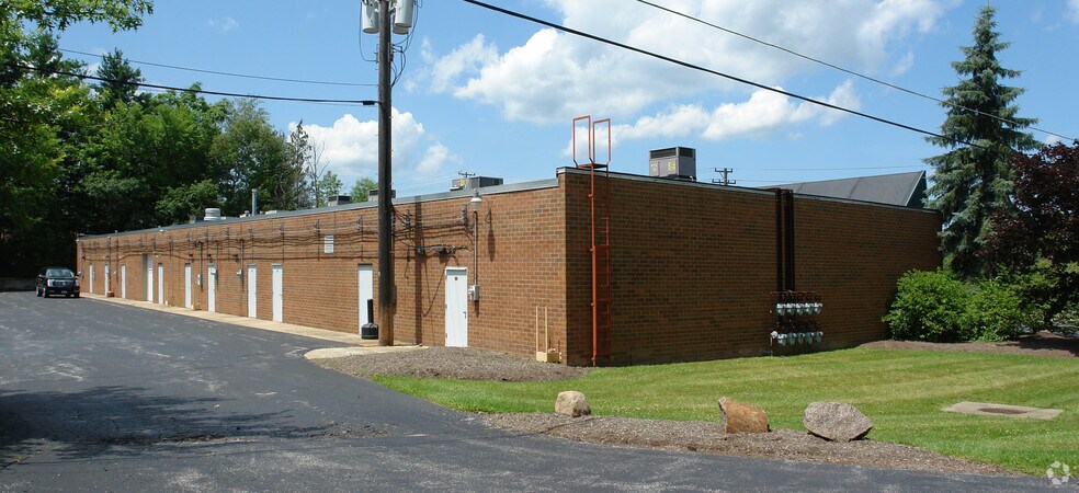 10823 Mayfield Rd, Chesterland, OH à louer - Photo du bâtiment - Image 2 de 4