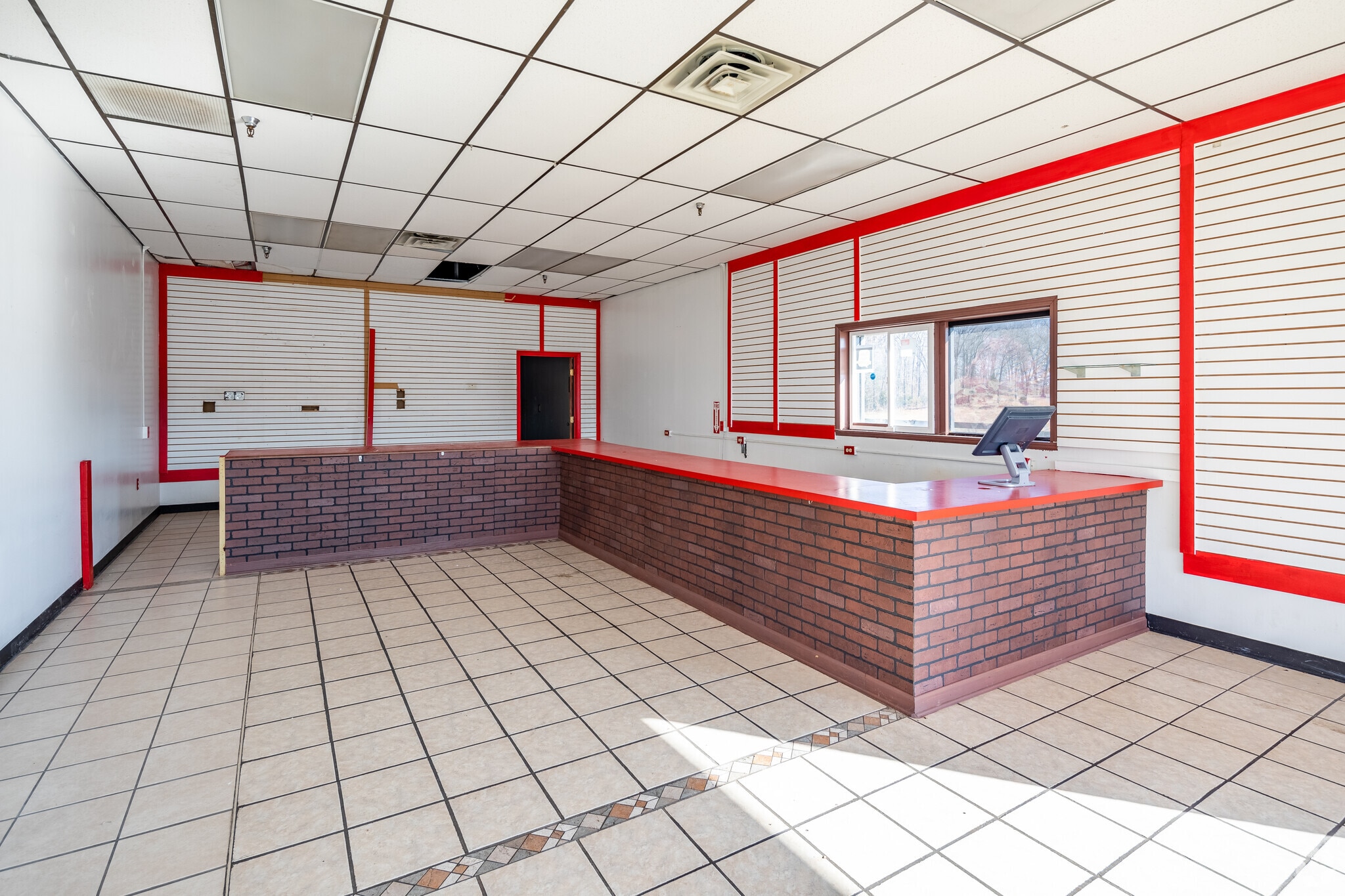 137-205 E Lincoln Trail Blvd, Radcliff, KY for lease Interior Photo- Image 1 of 5