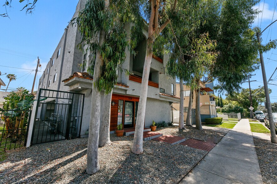 1128 Temple Ave, Long Beach, CA à vendre - Photo du bâtiment - Image 3 de 13