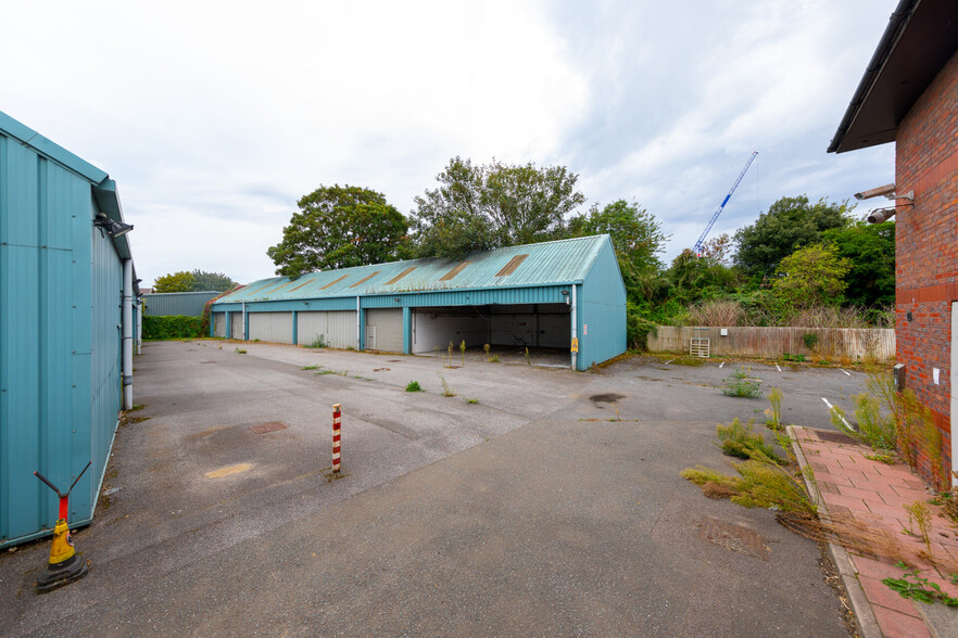 Manderson House, 24 Commerce Road portefeuille de 3 propriétés à vendre sur LoopNet.ca - Photo principale - Image 2 de 7