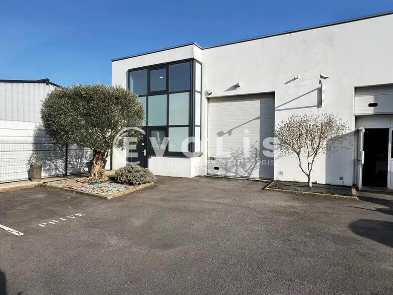 Flex in Saint-Pierre-du-Perray for lease - Building Photo - Image 1 of 9