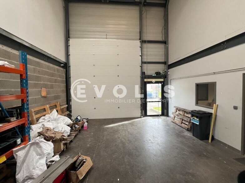 Flex in Saint-Priest for lease - Interior Photo - Image 2 of 8