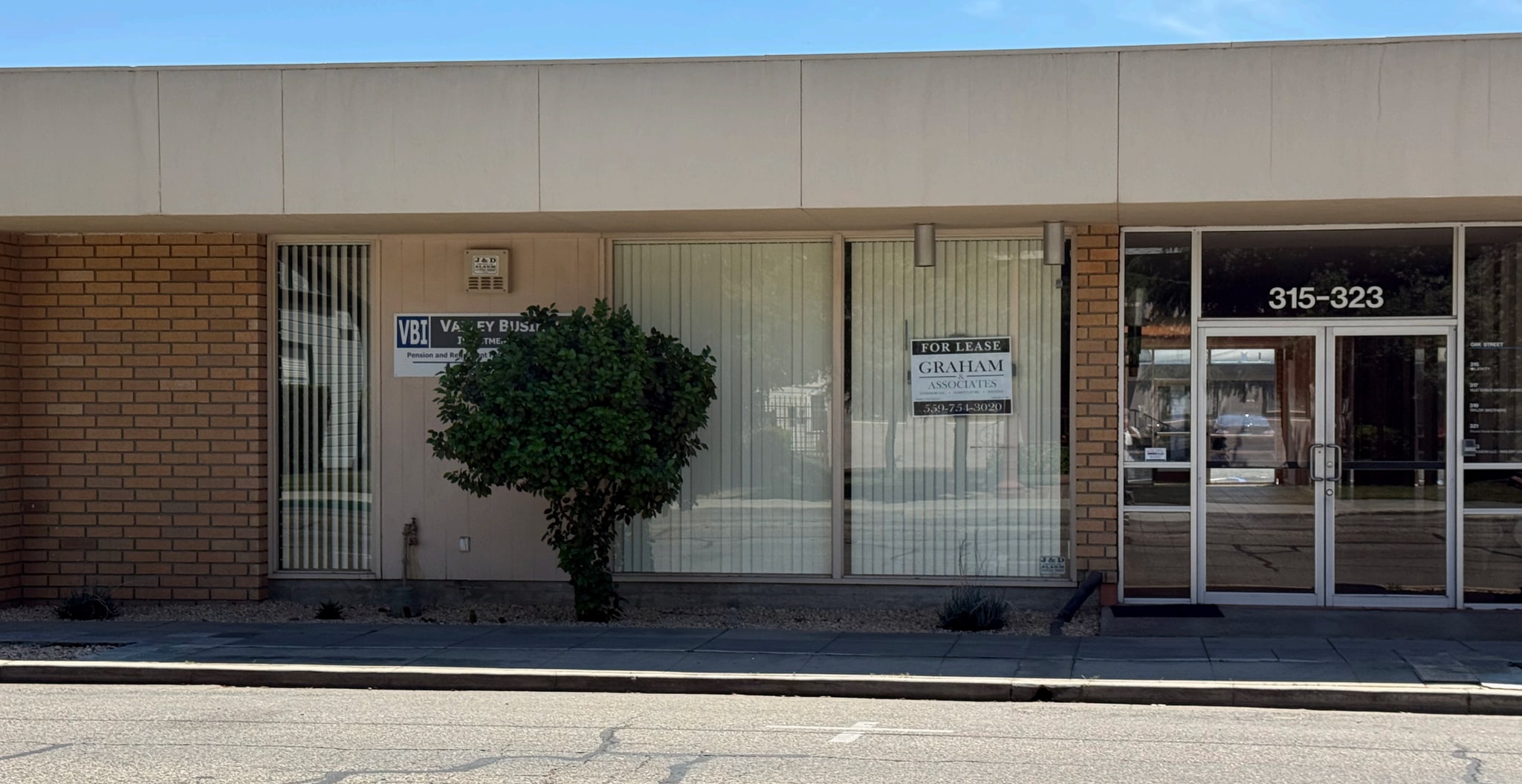 315-323 W Oak Ave, Visalia, CA for lease Primary Photo- Image 1 of 3