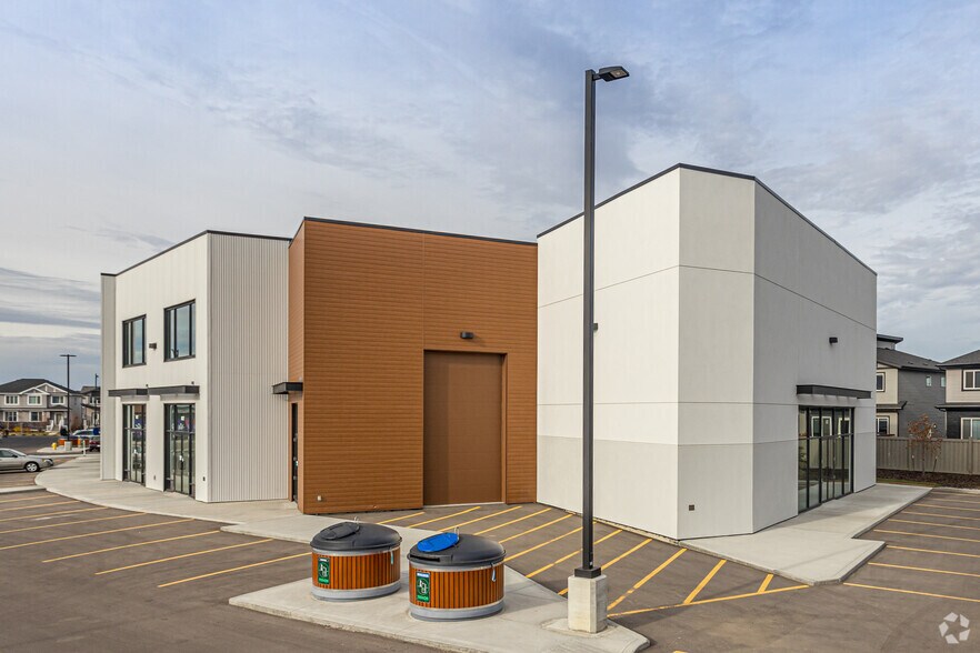 1 Chappelle Vis, Edmonton, AB à vendre - Photo du bâtiment - Image 2 de 4