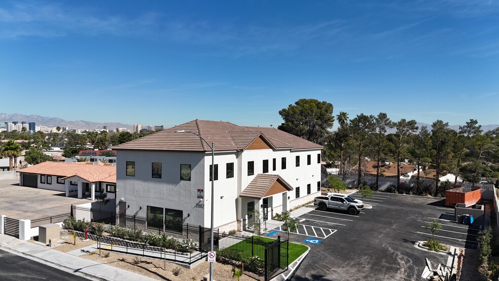 2882 E Russell Rd, Las Vegas, NV à vendre - Photo du bâtiment - Image 2 de 33