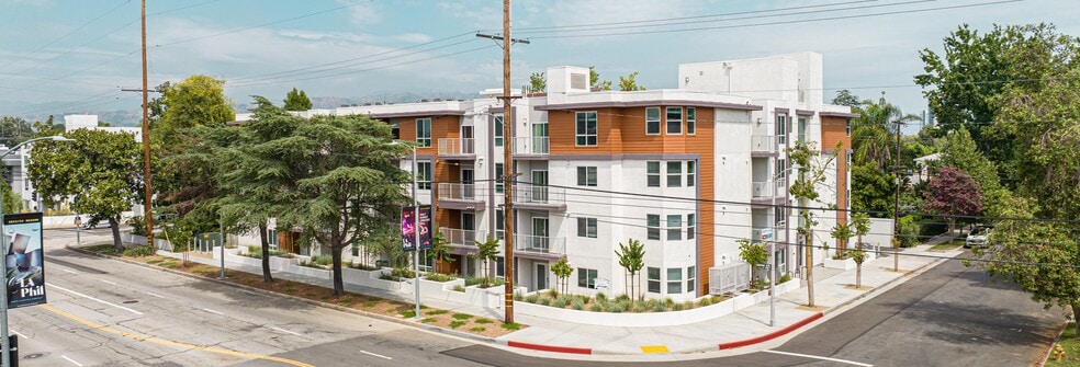 10555 Bloomfield St, Toluca Lake, CA for sale - Building Photo - Image 3 of 132