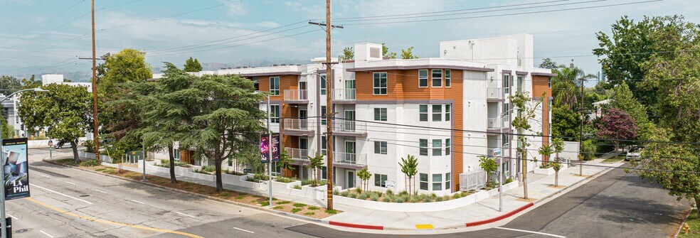 10555 Bloomfield St, Toluca Lake, CA à vendre - Photo du bâtiment - Image 3 de 132