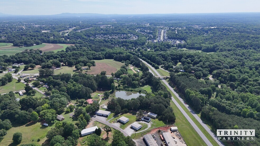 747 & 749 Black Snake Rd, Easley, SC à vendre - Photo du bâtiment - Image 2 de 6
