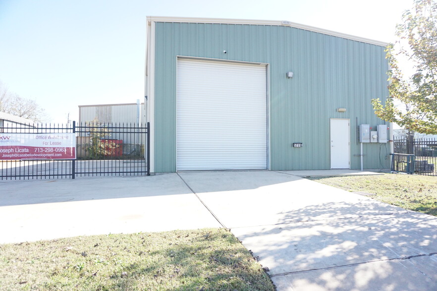 5711 Clementshire St, Houston, TX for lease - Building Photo - Image 2 of 10