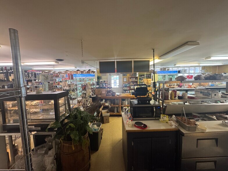 3177 US-7, Ferrisburgh, VT à louer - Photo du bâtiment - Image 3 de 5