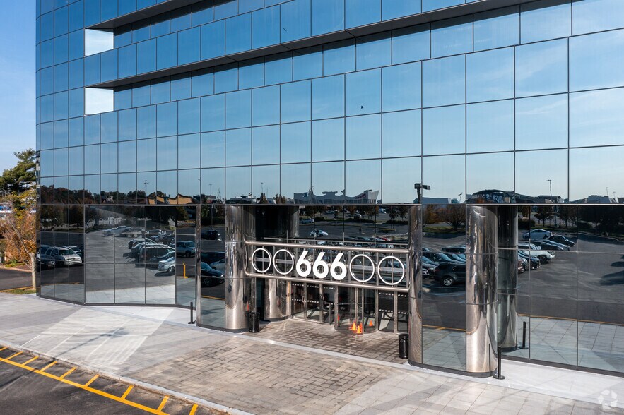 666 Old Country Rd, Garden City, NY for lease - Building Photo - Image 3 of 12